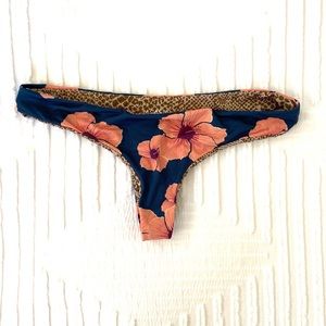 Acacia Hookipa bottoms in hibiscus. Size medium.